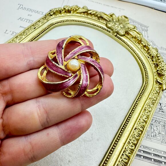 Vintage Jewelry Small Gold Tone Enamel Pink Brooch with Faux Pearl Accent Pin - Picture 2 of 4